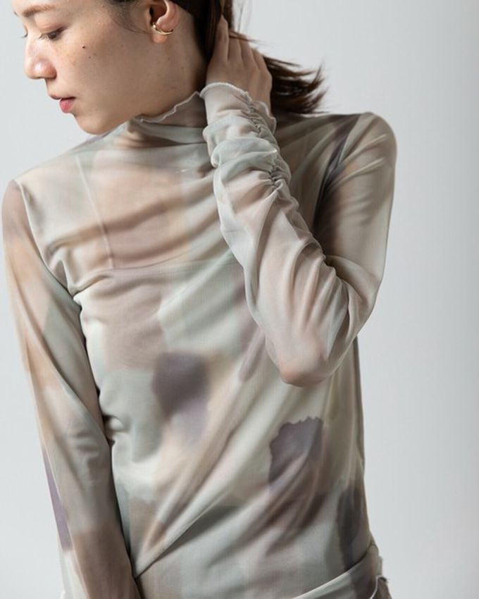 日本 gleam - 水彩畫風透膚皺摺高領長袖上衣-米杏x卡其灰系