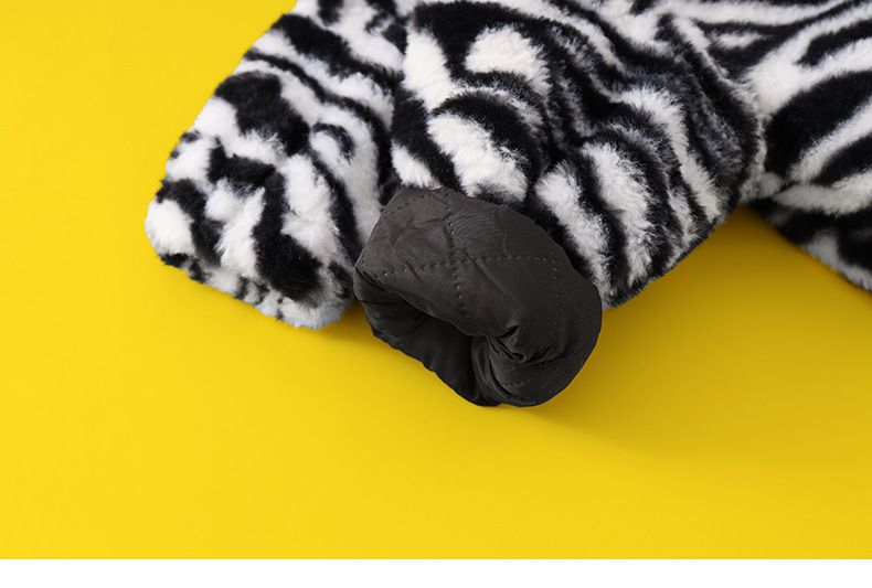 卡通人物史努比斑馬紋毛絨保暖外套-SNOOPY三角小標籤-黑色