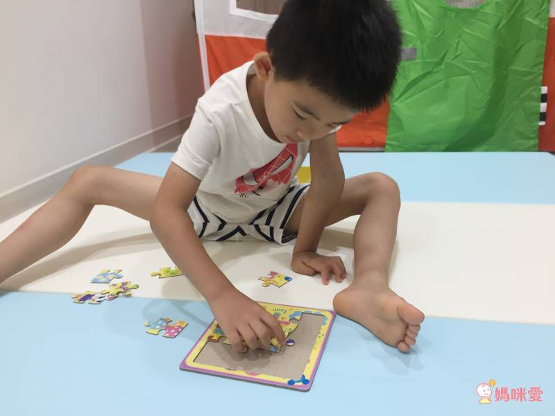 超便宜單本57元起！迪士尼卡通人物★ 洞洞書 / 著色拼圖 / 口袋書 / 泡泡棒 ★放假打發時間必備