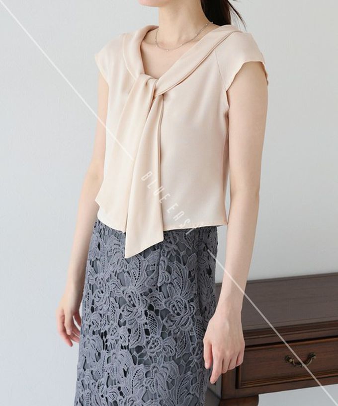 日本 BLUE EAST - 簡潔美型領巾法式袖上衣-象牙 (M)