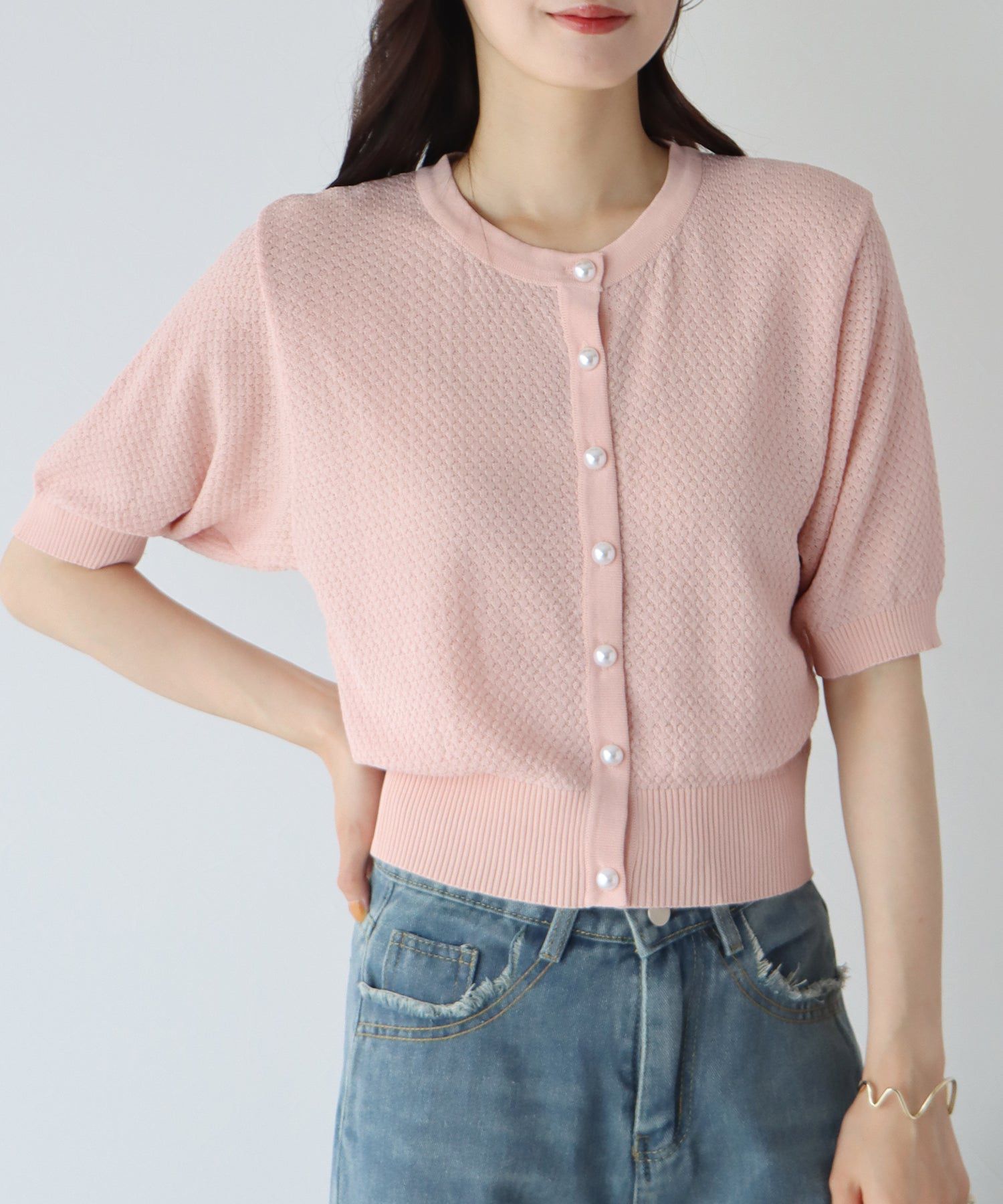 日本 BLUE EAST - 優雅圓領珍珠扣五分袖上衣-深可可