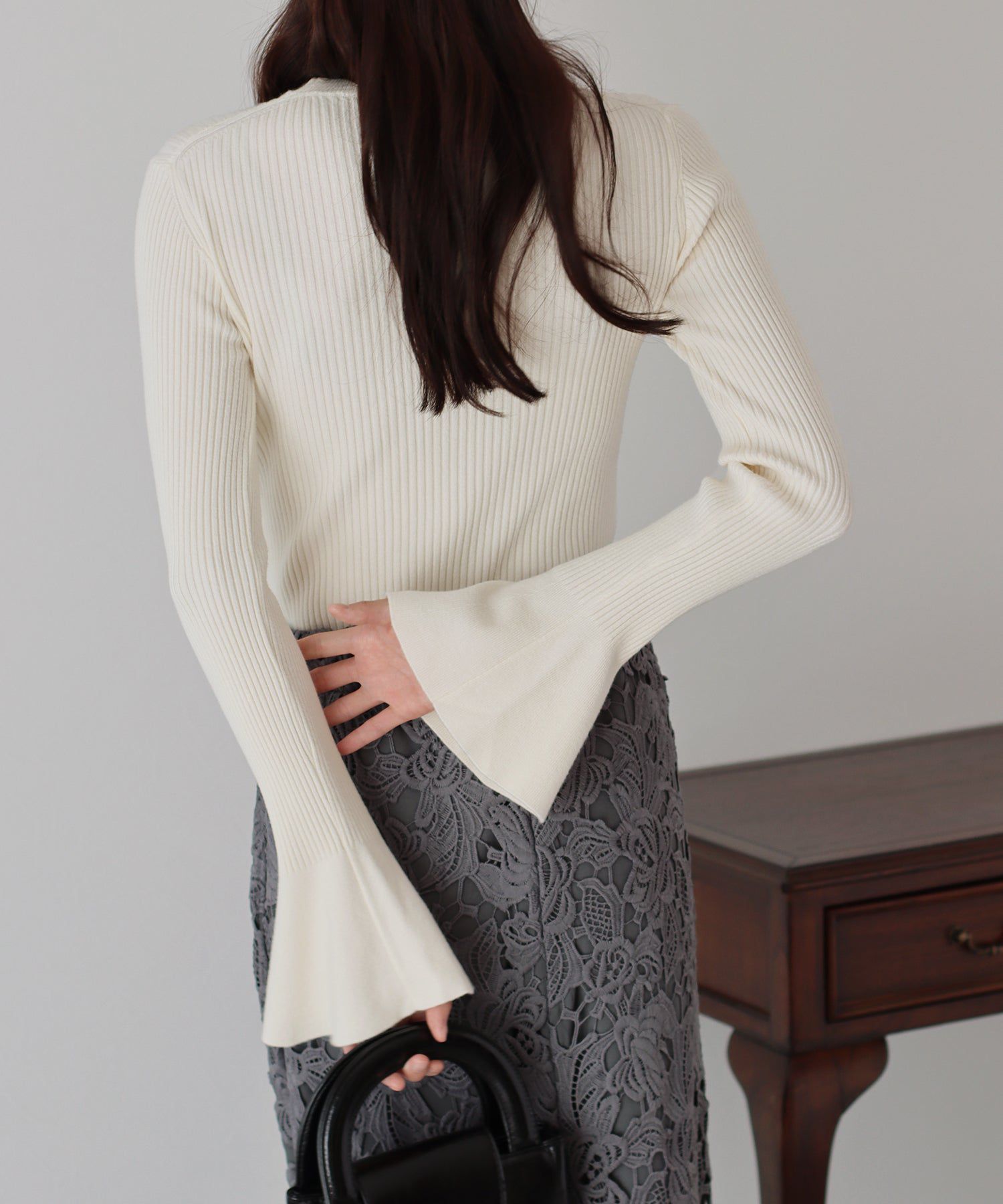 日本 BLUE EAST - 優雅喇叭袖細羅紋修身長袖上衣-藍