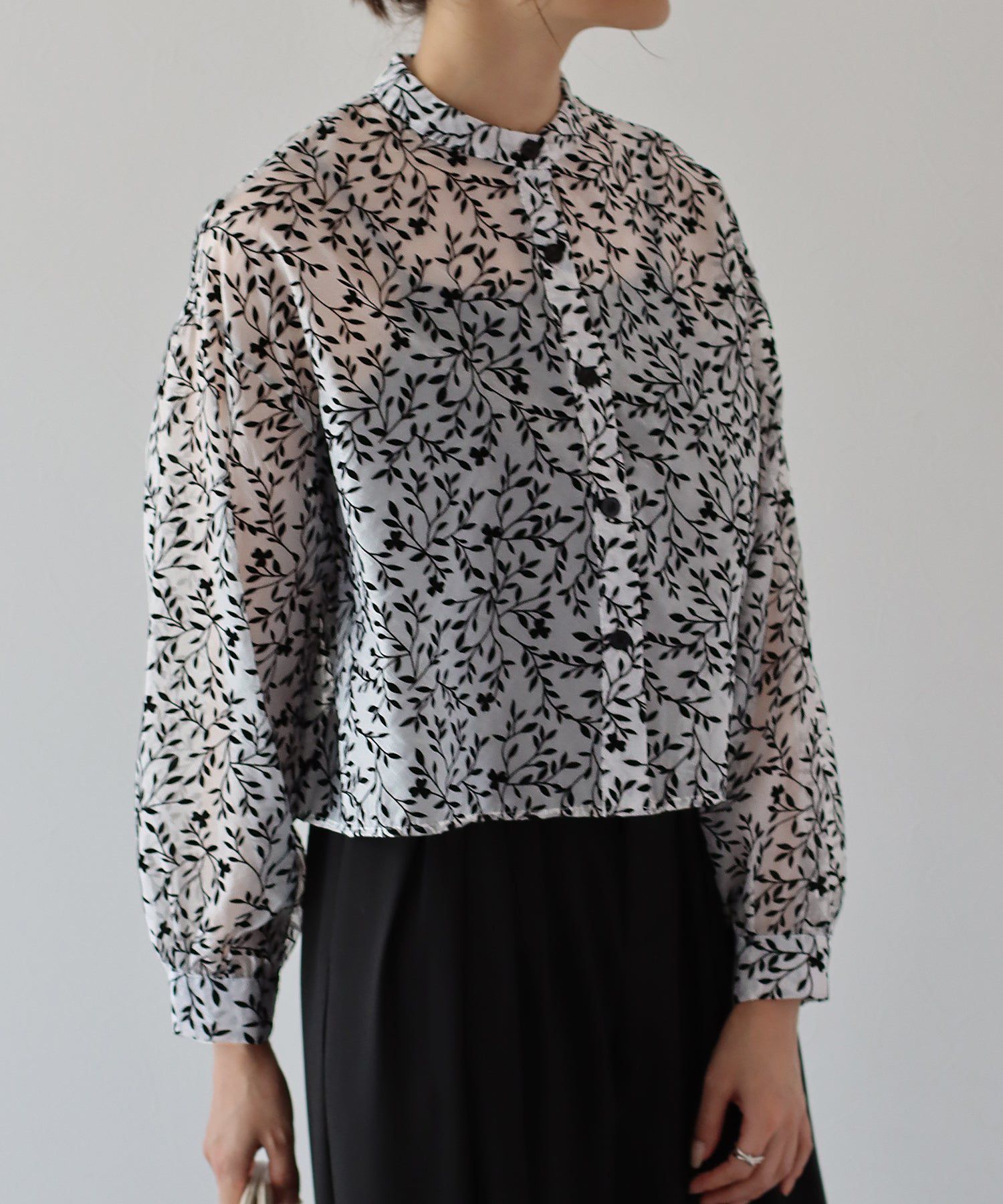 日本 BLUE EAST - 優雅透感植物紋長袖襯衫-黑