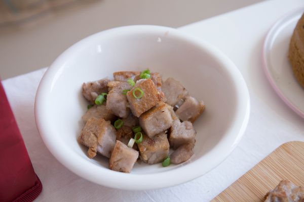 人氣港式點心【新葡苑】大廚蘿蔔糕、小豬流沙包 ✦ 超值優惠價，現買現賺！