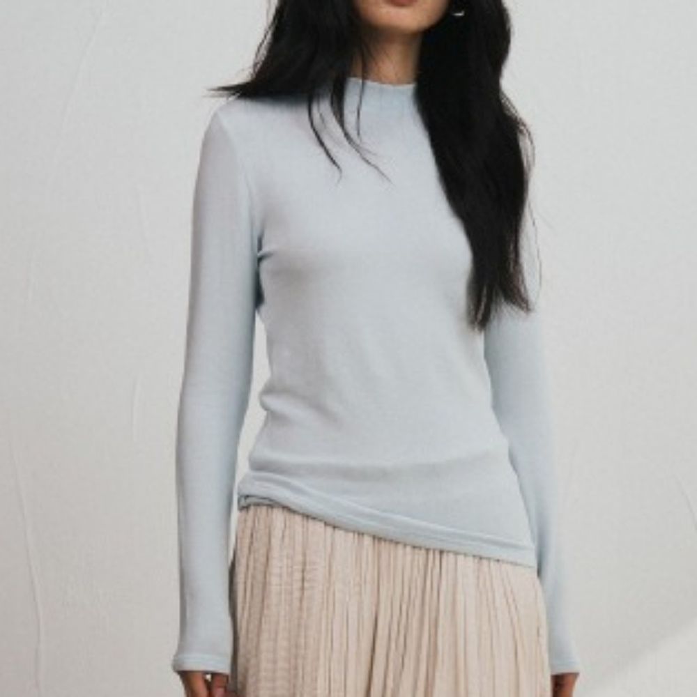 輕絨暖感4.4%羊毛天絲親膚小立領長袖上衣-軟藍