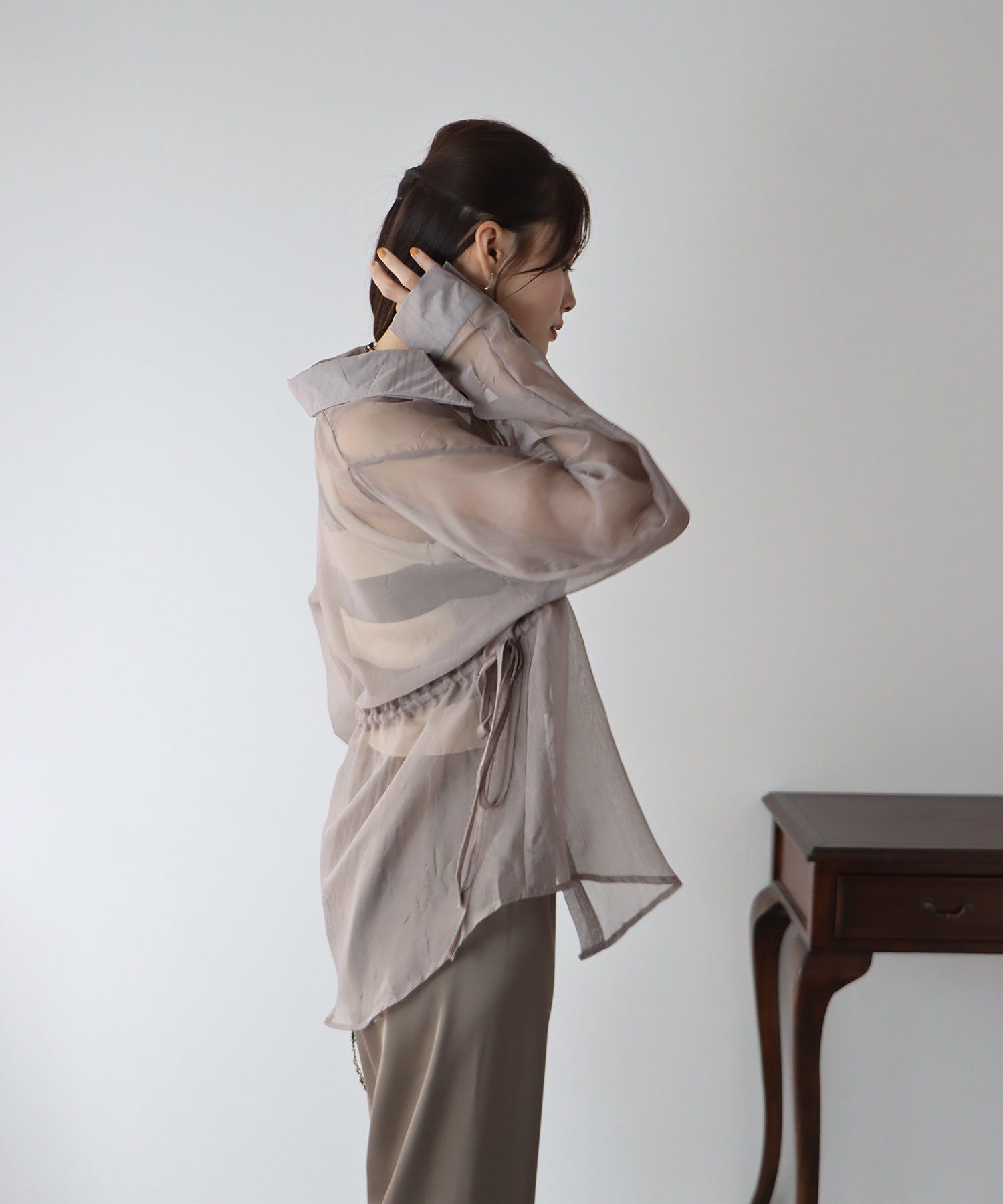 日本 BLUE EAST - 透膚抽繩翻領薄襯衫-米杏