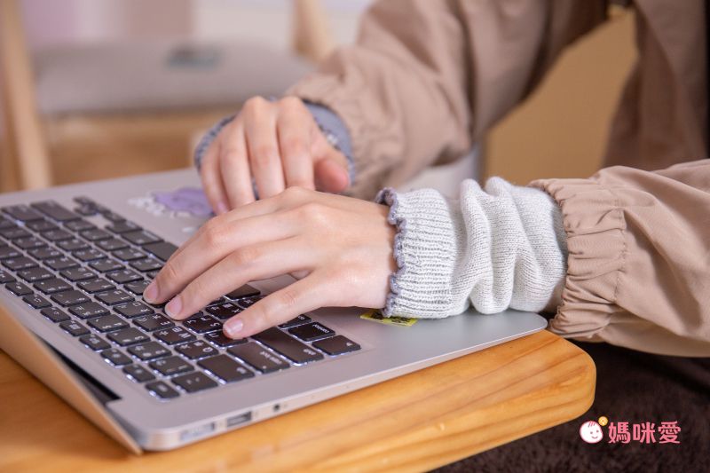 日本女裝代購 - 日本製 半截保暖手套-滾花邊-黑灰 (F)