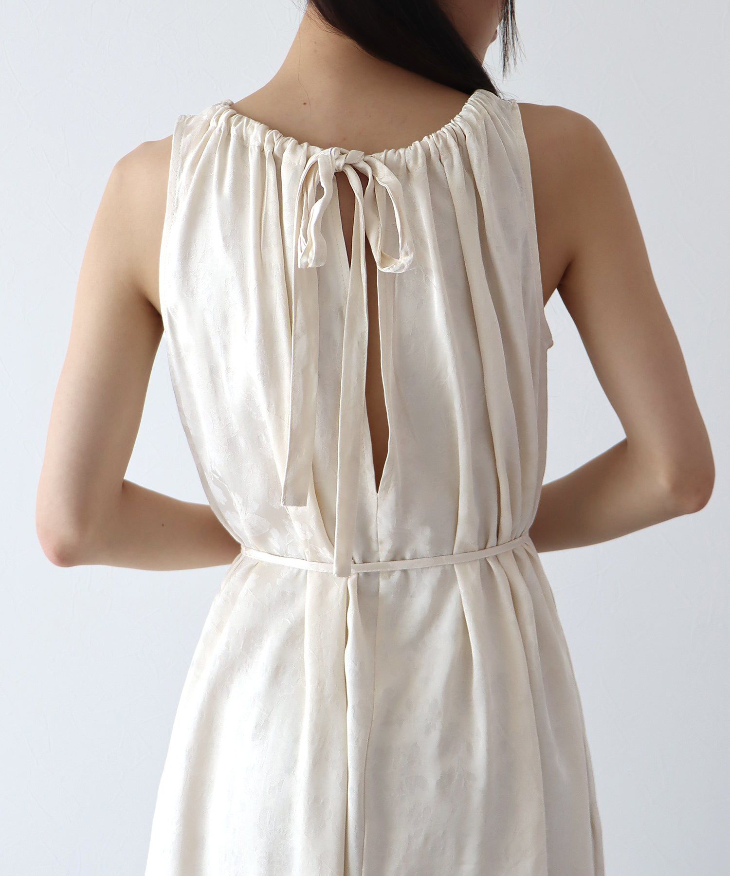 日本 BLUE EAST - 浪漫女神緹花綁帶無袖洋裝-米杏