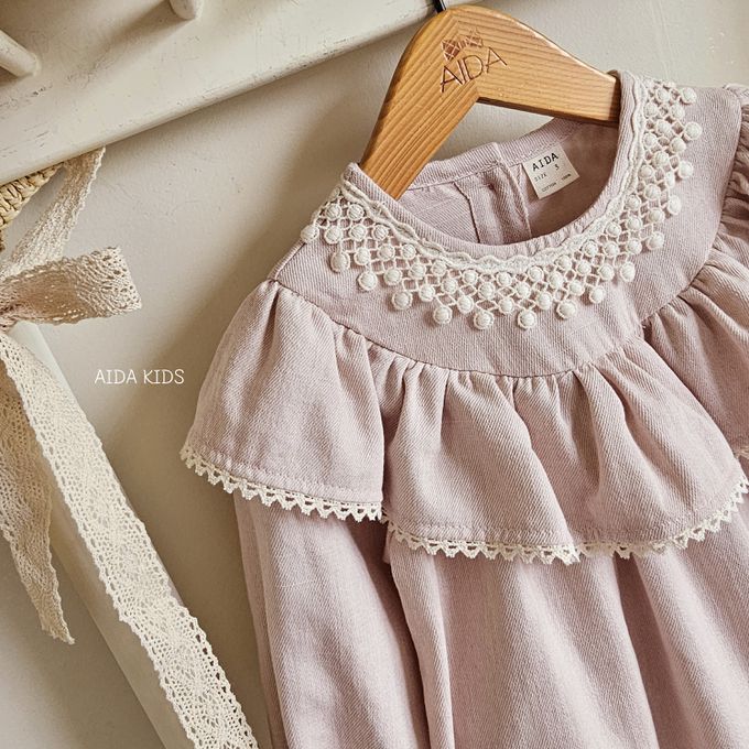 韓國 AIDA - 雕花荷葉領長袖連身洋裝-粉