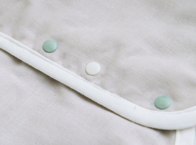 日本 kukka ja puu - 日本製 三重紗防踢被/背心-小樹刺繡-鐵灰x灰邊