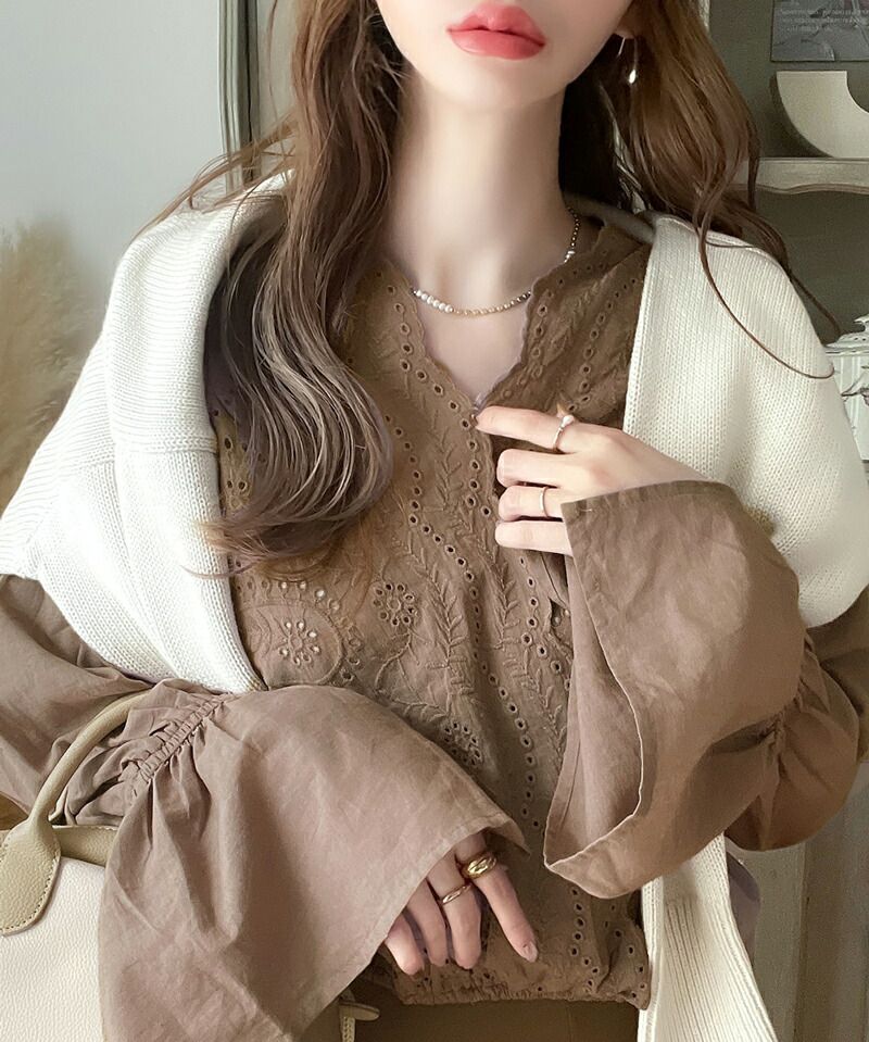 日本 Classical Elf - 小清新花朵領雕花長袖上衣-摩卡