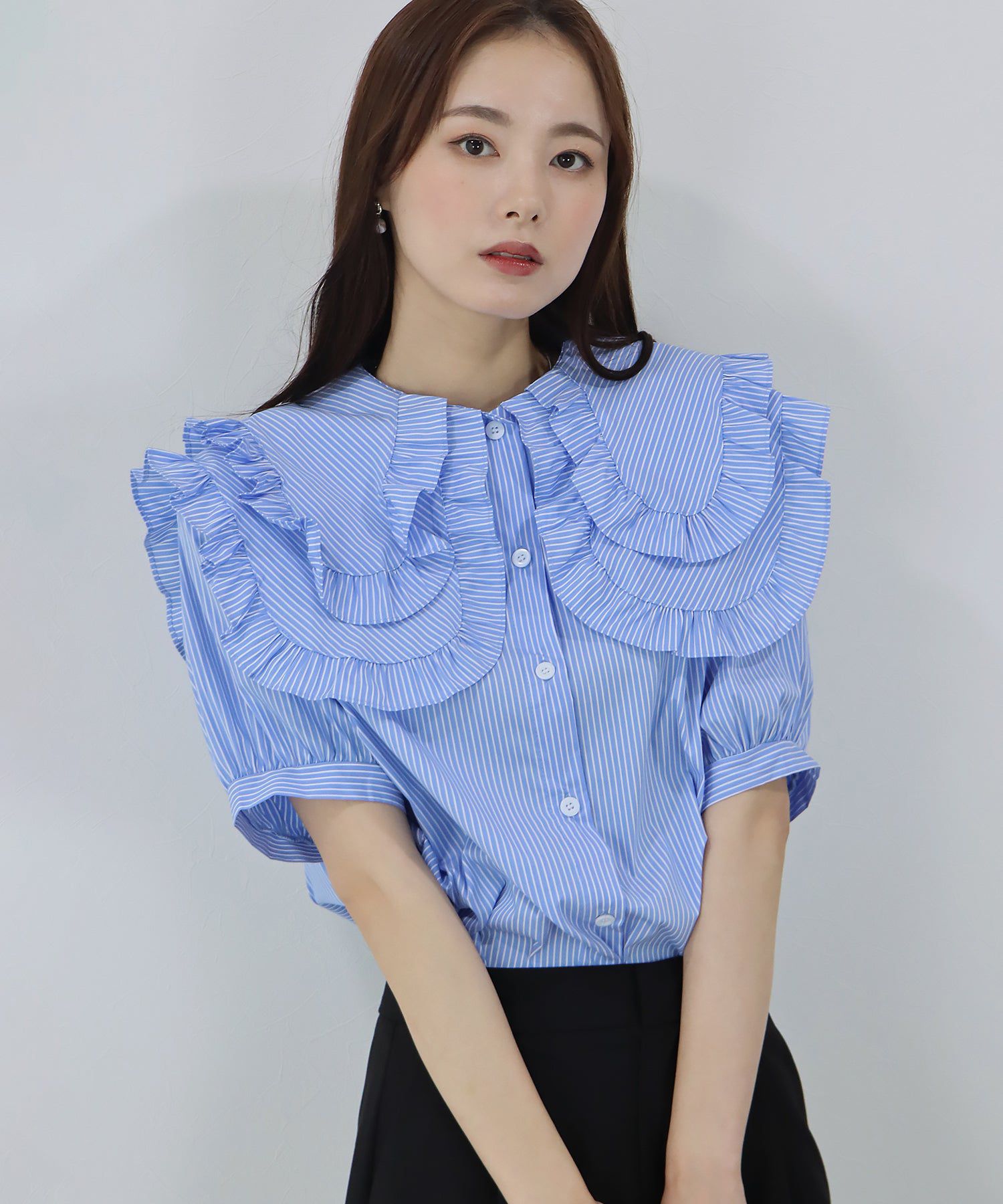 日本 BLUE EAST - 荷葉層次領泡泡短袖襯衫-條紋-水藍