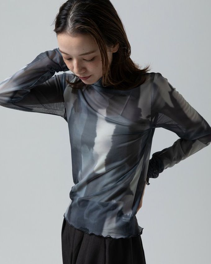 日本 gleam - 水彩畫風透膚皺摺高領長袖上衣-深棕x藍系