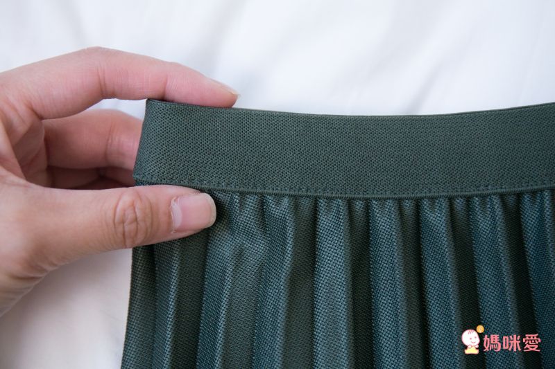 日本 GRL - 明星聯名款 微光澤柔軟垂墜百褶長裙-焦糖棕 (Free)