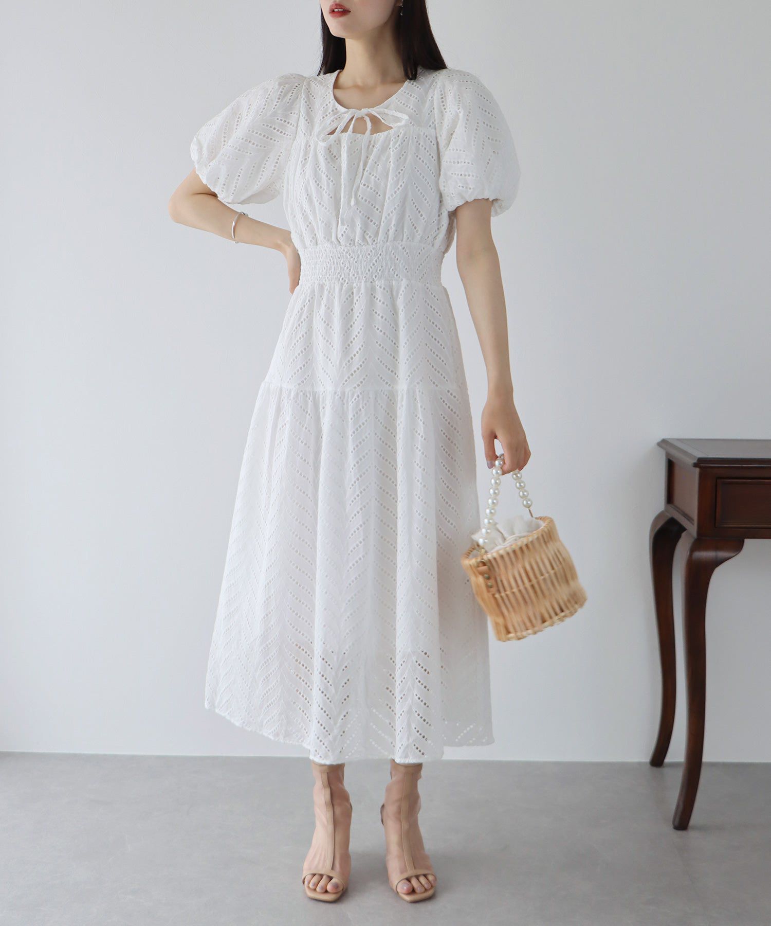 日本 BLUE EAST - 優雅雕花泡泡袖洋裝-白