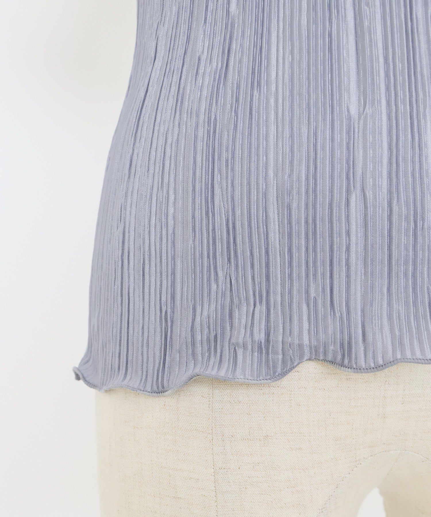 日本 BLUE EAST - 圓領貝殼紋光澤短袖上衣-卡其