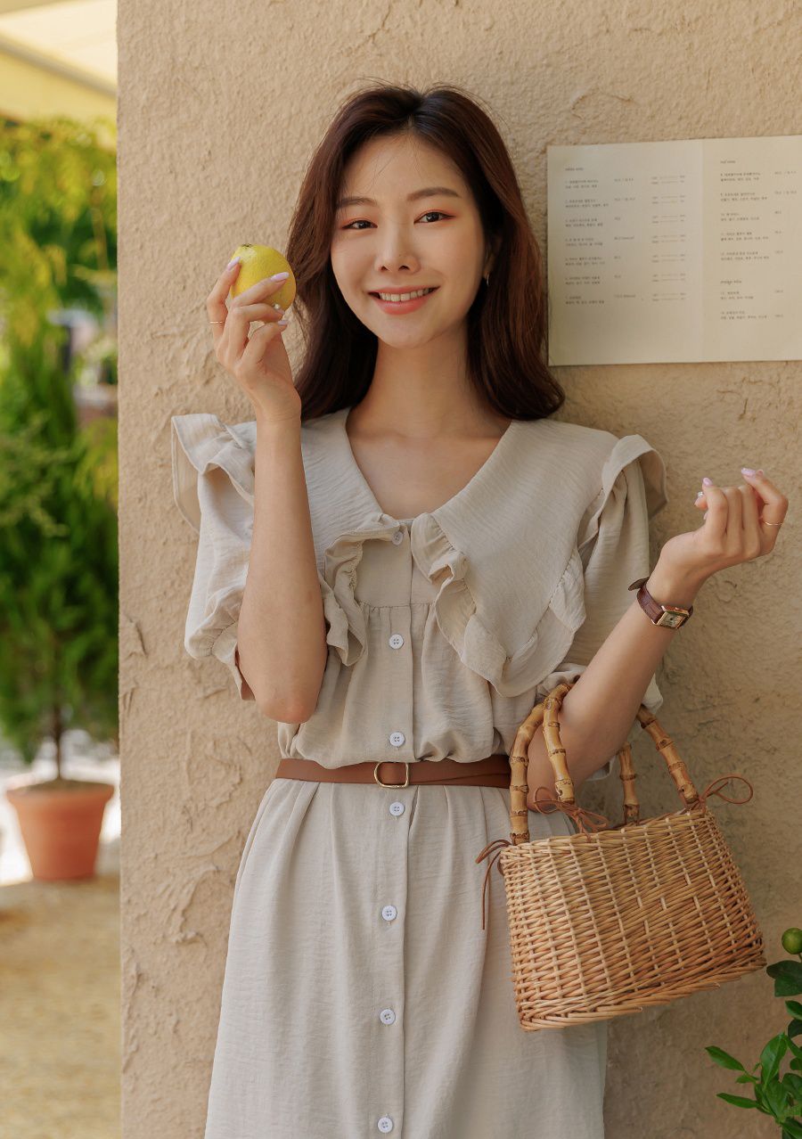 韓國 Urbantheroom - 荷葉滾邊翻領鈕釦洋裝(附腰帶)-杏 (Free)