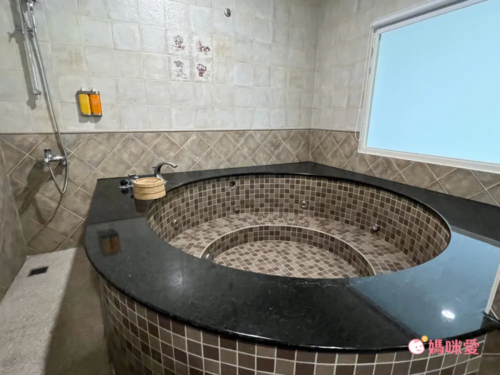 親子泡湯首選【礁溪白宮渡假勝地】大草皮/大湯池/遊樂設施