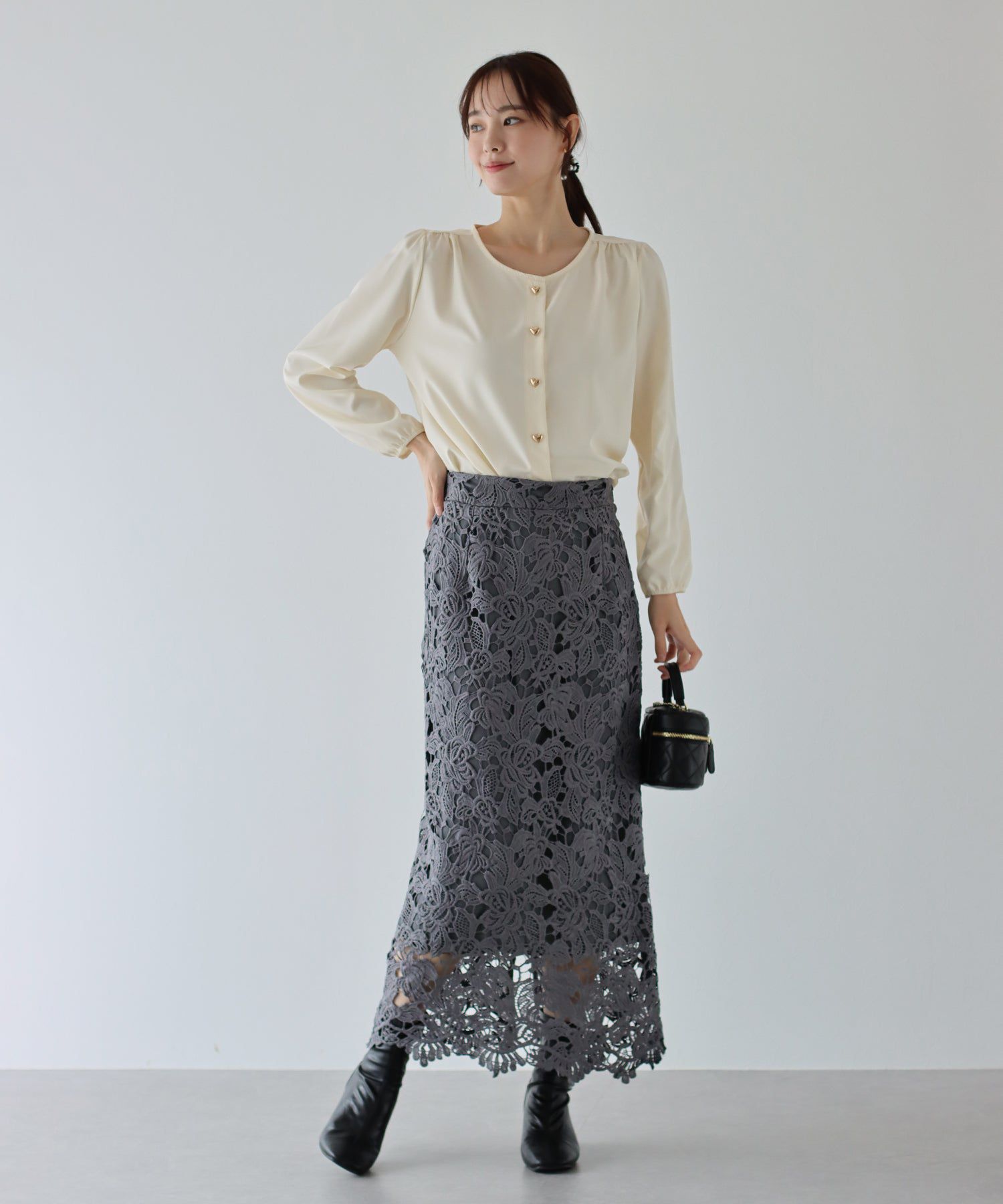 日本 BLUE EAST - 圓領金色愛心長袖襯衫-卡其