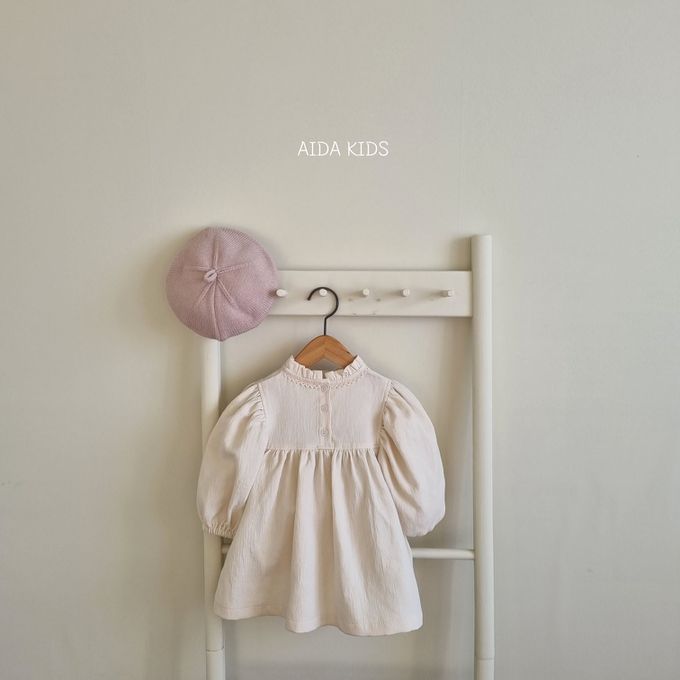 韓國 AIDA - 胸前花雕泡泡袖連身洋裝-象牙白