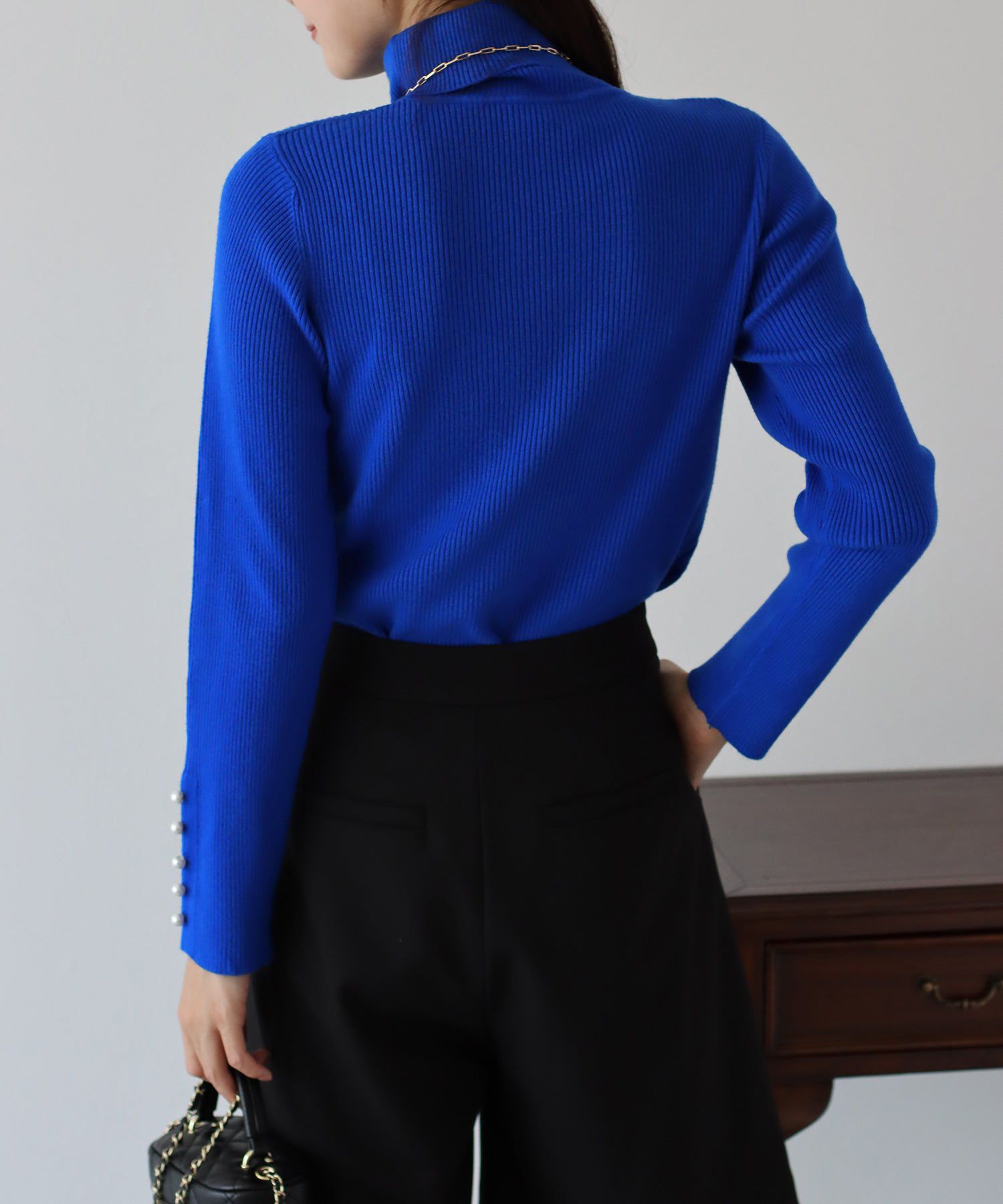 日本 BLUE EAST - 珍珠釦高領羅紋針織上衣-寶藍