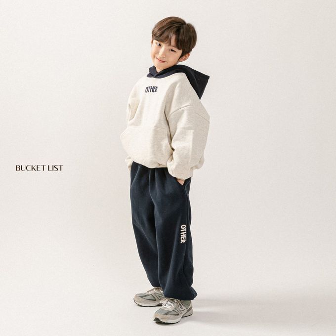 韓國 BUCKET LIST - (內磨毛)鬆緊腰OTHER刺繡縮口褲-深藍