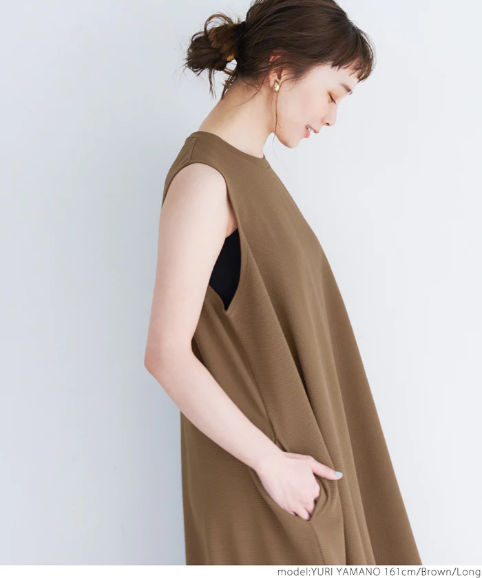 日本 COCA - 素面舒適彈性無袖A字洋裝-黑