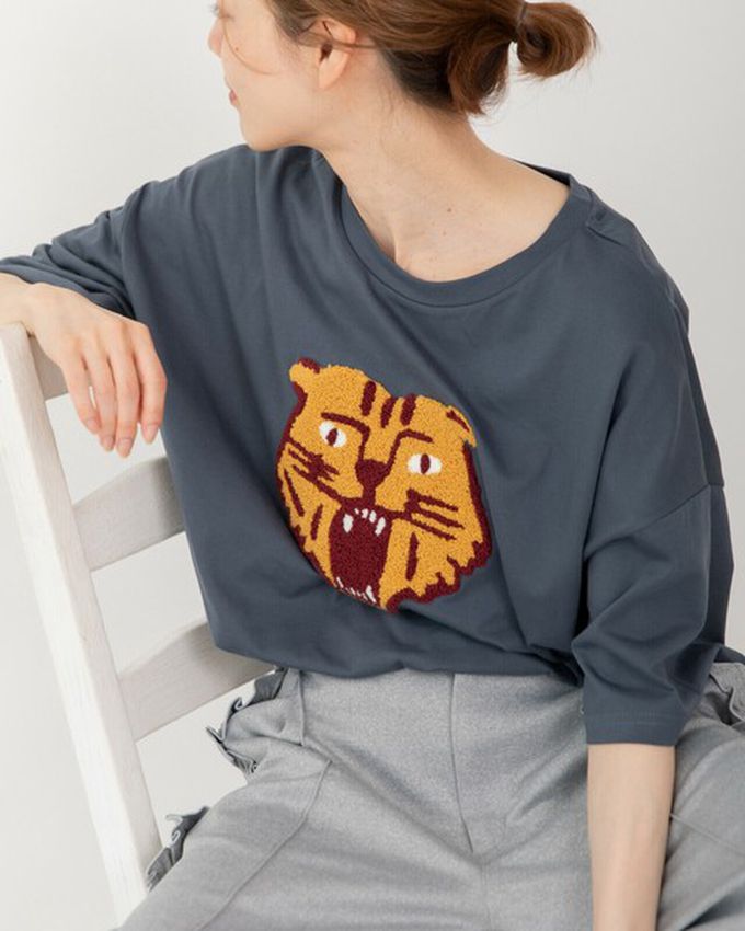 日本 gleam - 逗趣老虎相良刺繡寬大風短袖T恤-橘老虎-燕麥灰