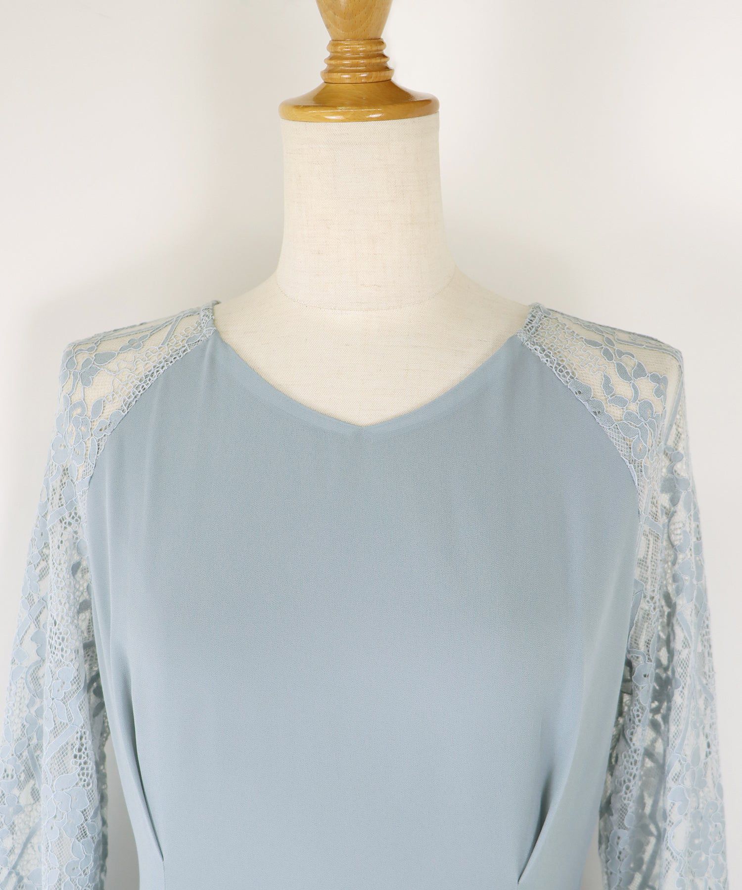 日本 BLUE EAST - 優雅V領蕾絲袖拼接洋裝-經典黑