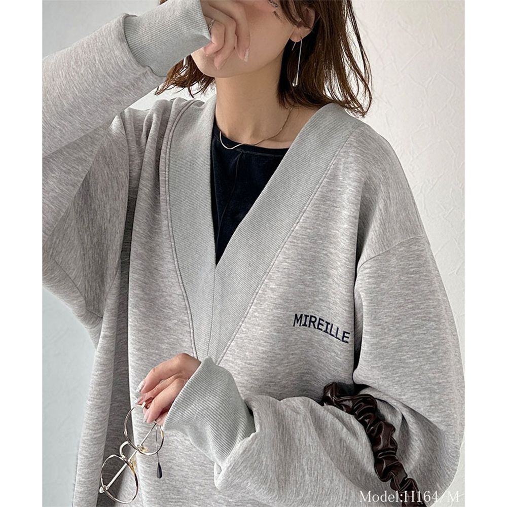 深V胸前刺繡率性寬版長袖上衣-淺灰