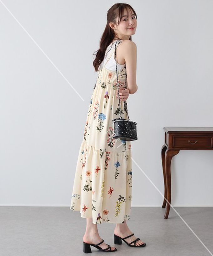 日本 BLUE EAST - 優雅皺摺度假花卉吊帶洋裝-米杏 (M)