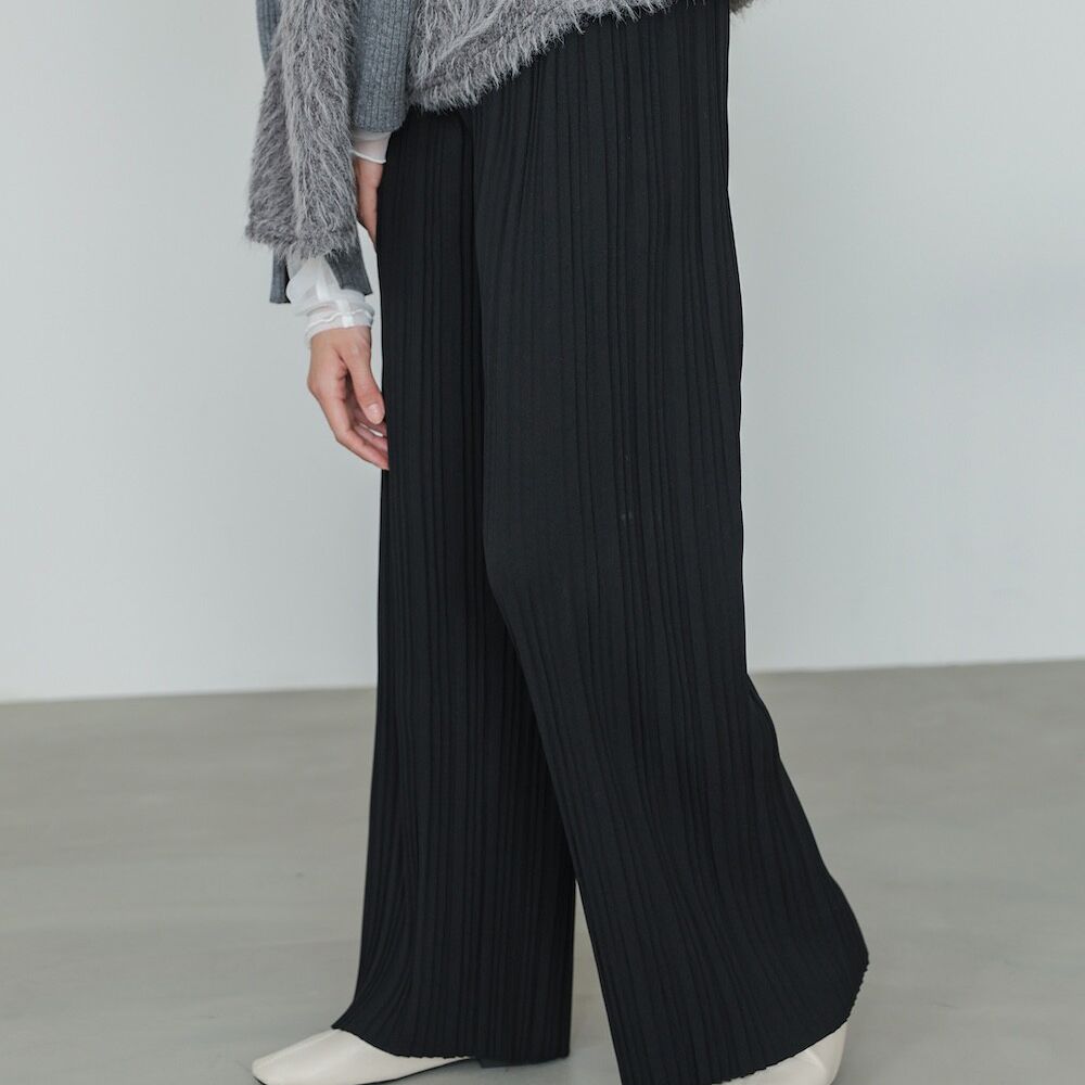 光澤修身細百褶舒適長褲-黑