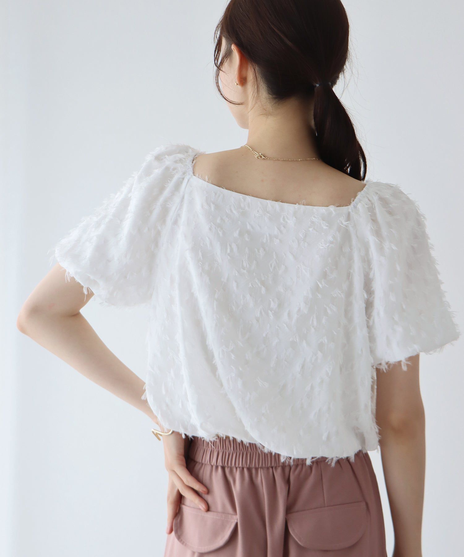 日本 BLUE EAST - 抽鬚感寬領泡泡袖上衣-淺杏