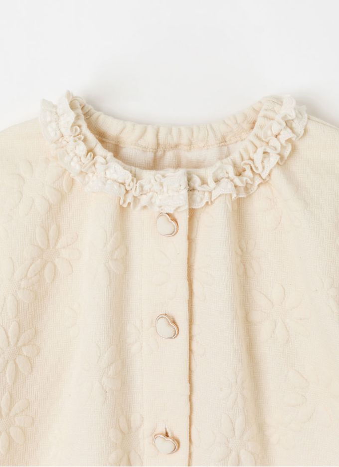 韓國 OZKIZ - 立體花朵印愛心釦縮口外套-米白