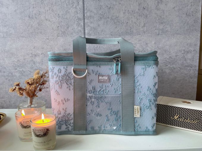 香港百寶袋王 Bagtory HK - 2023特別款花色午餐袋-時尚灰蕾絲(加贈原價$980秘境香芬精油滾珠瓶-麝香玫瑰費洛蒙系列*1)-27*13*19cm