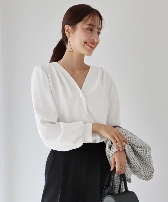 日本 BLUE EAST - 柔美光澤V領長袖襯衫-奶油白