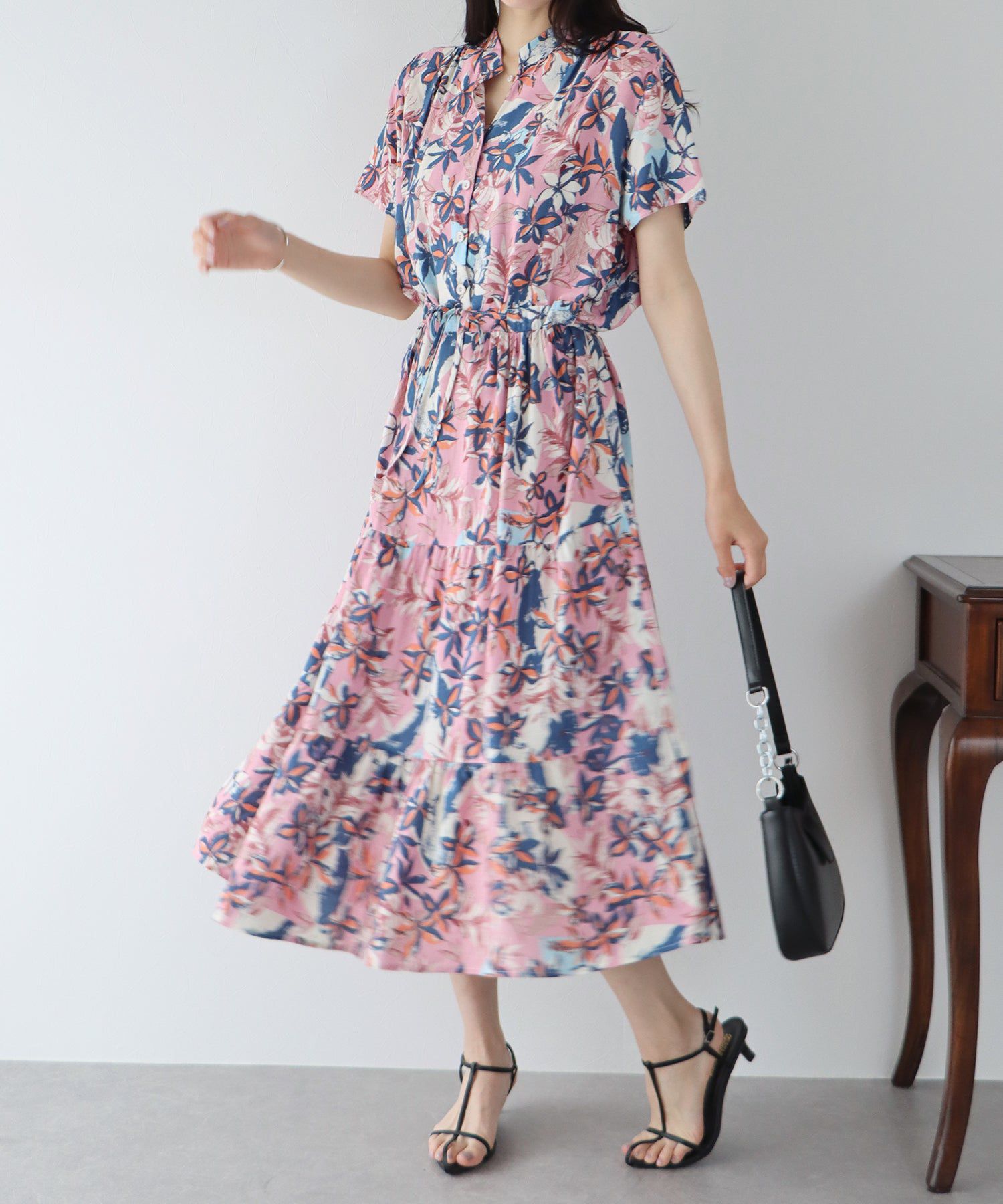 日本 BLUE EAST - 氣質小V領排釦短袖洋裝-碎花-深藍 (M(Free))