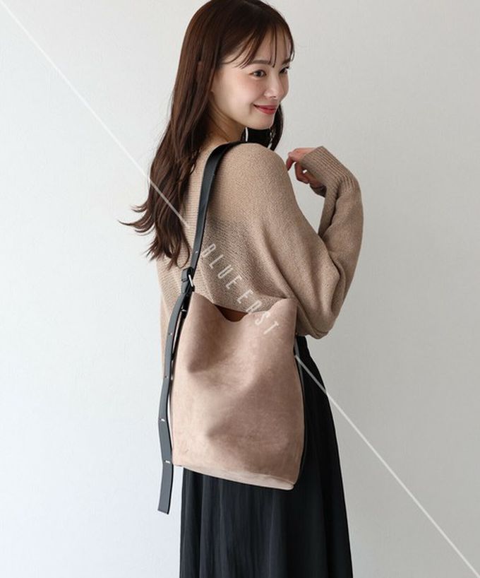 日本 BLUE EAST - 率性麂皮感大容量水桶造型側背包-淺卡其