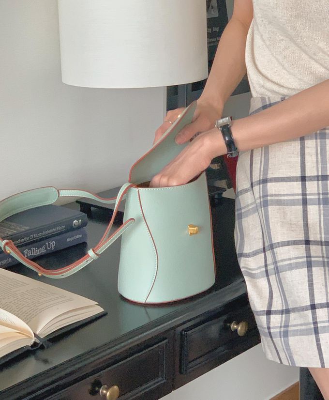 韓國lemego - 牛皮復古金釦側背包(Sand)-薄荷綠