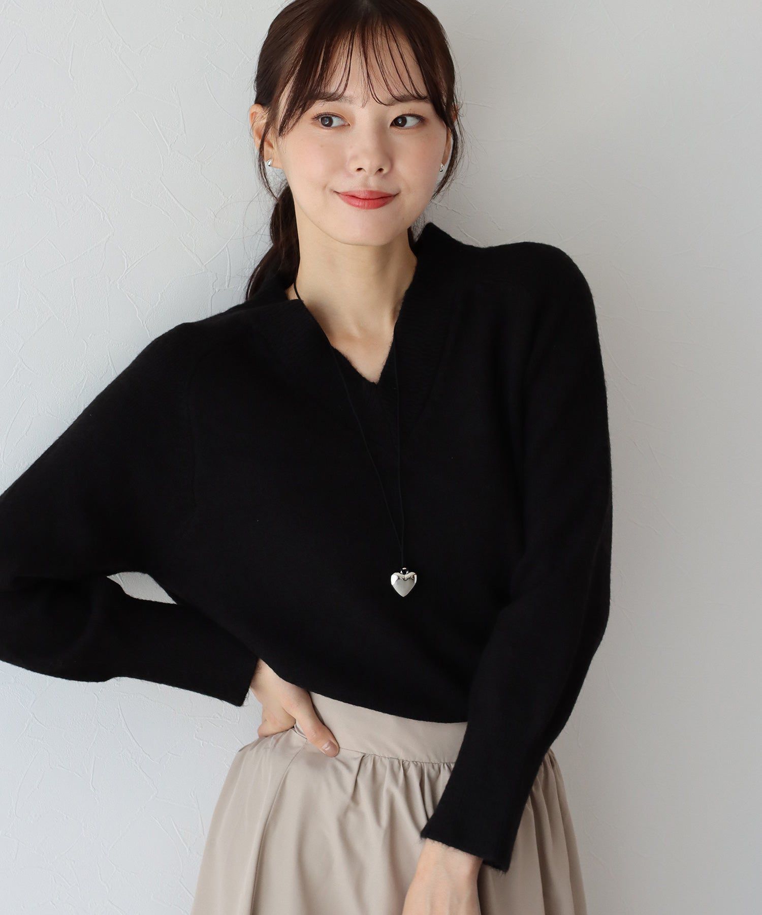 日本 BLUE EAST - 顯瘦V領柔軟針織上衣-黑