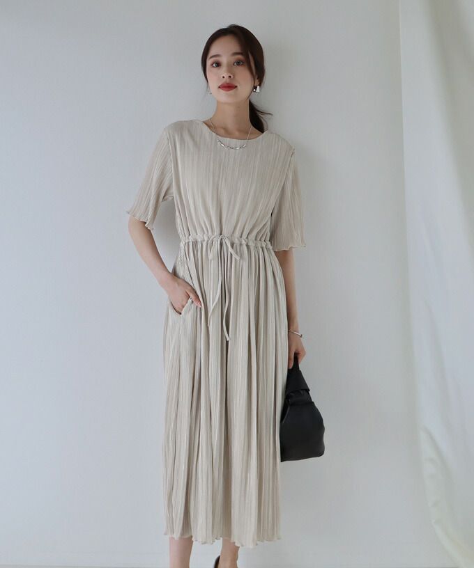 日本 BLUE EAST - 微光澤細摺縮腰短袖洋裝-黑