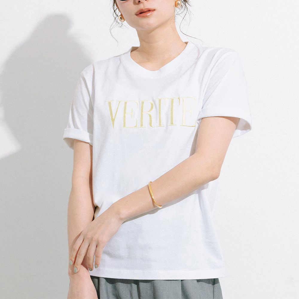 舒適棉圓領logo短袖上衣-VERITE-白底黃字