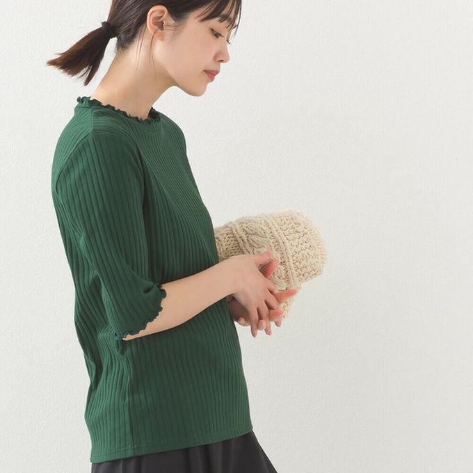 日本 OMNES - 輕盈木耳邊合身羅紋短袖上衣-濃綠