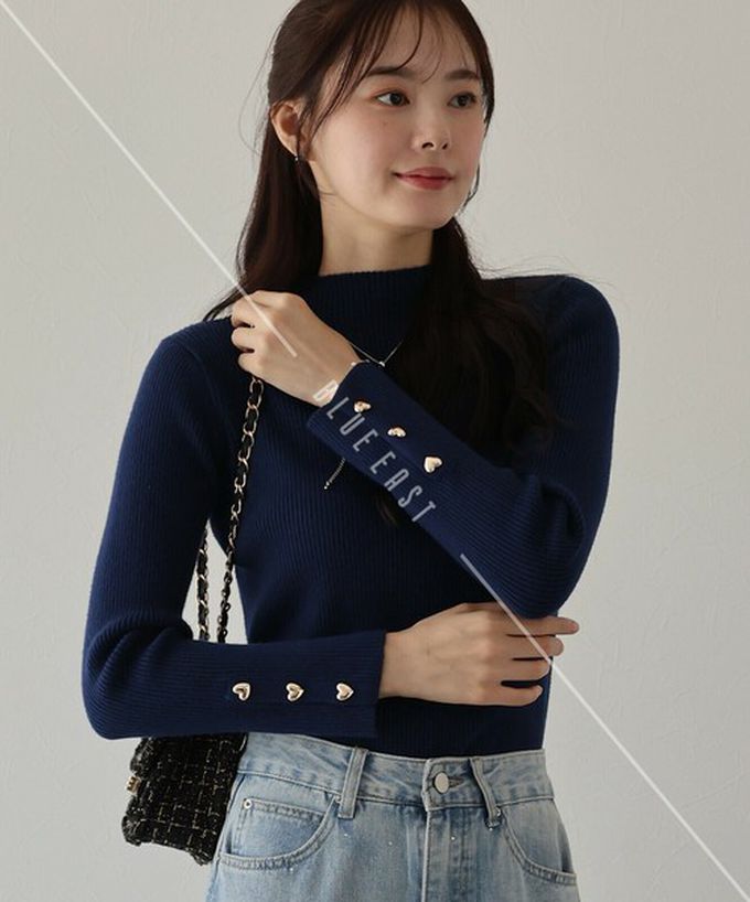 日本 BLUE EAST - 愛心金釦羅紋小高領長袖上衣-嫩粉紅