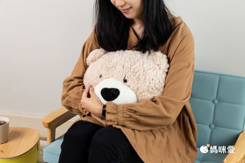 日本小泉 - 柔軟毛絨減壓熊熊靠枕-奶油杏 (40×30cm)