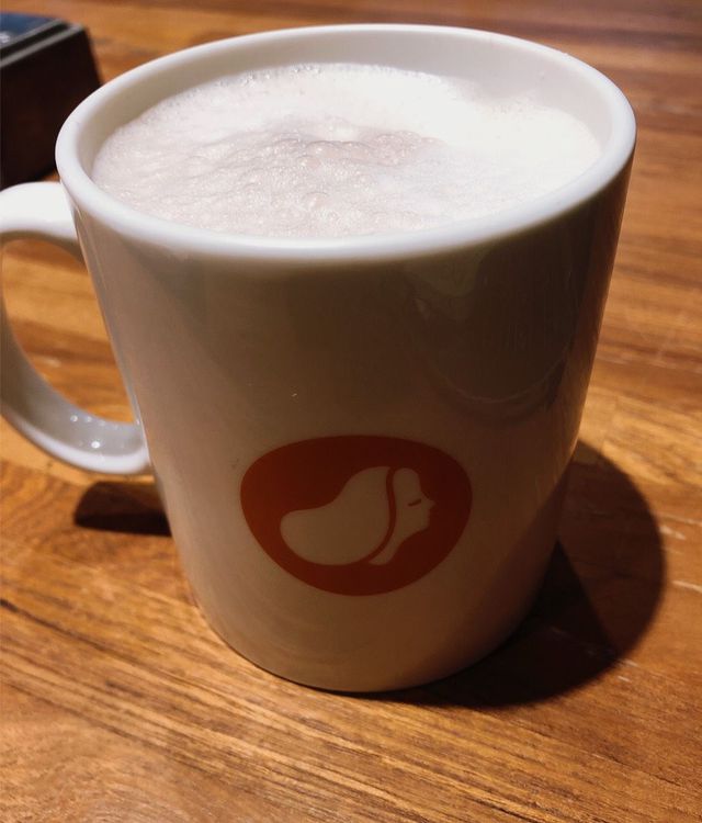 早上點了一杯熱的錫蘭紅茶加燕麥,覺得還不錯喝耶,茶中透著一點燕麥淡淡的甜味,很爽口~免費升級換真的很棒