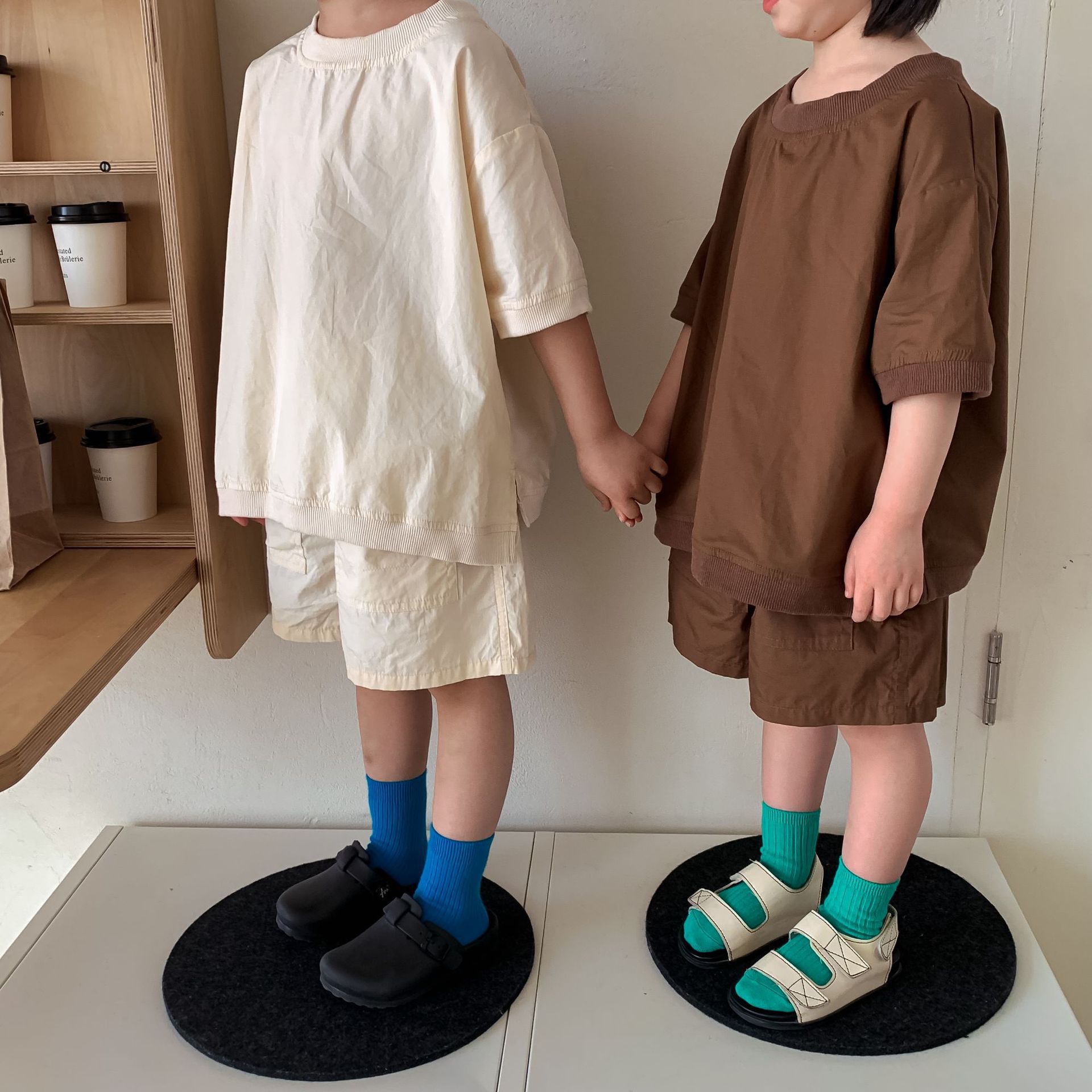 質感素色圓領口袋套裝-咖啡色