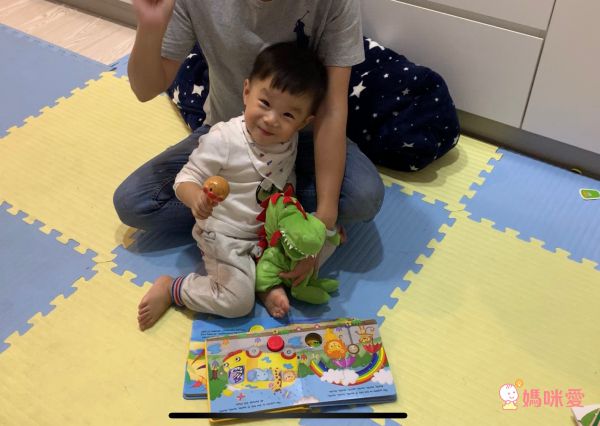 孩子超愛音效書單本160元❤ 1歲起英文遊戲操作書！玩到跟著節奏搖擺囉♫