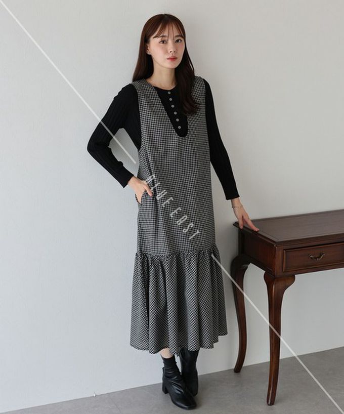 日本 BLUE EAST - 氣質英倫格紋深U領分層背心裙-黑白系