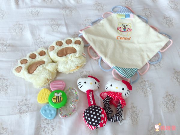 日本 Combi - 蜜蜂花瓣固齒玩具-3個月起